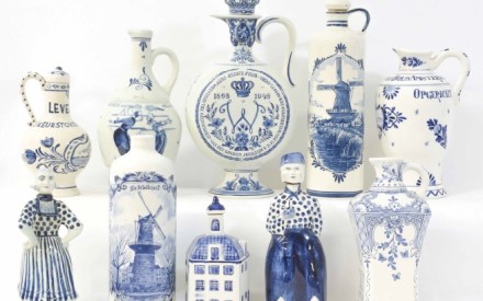 Diverse jeneverflessen in Delfts blauw-stijl, collectie Jenevermuseum Schiedam