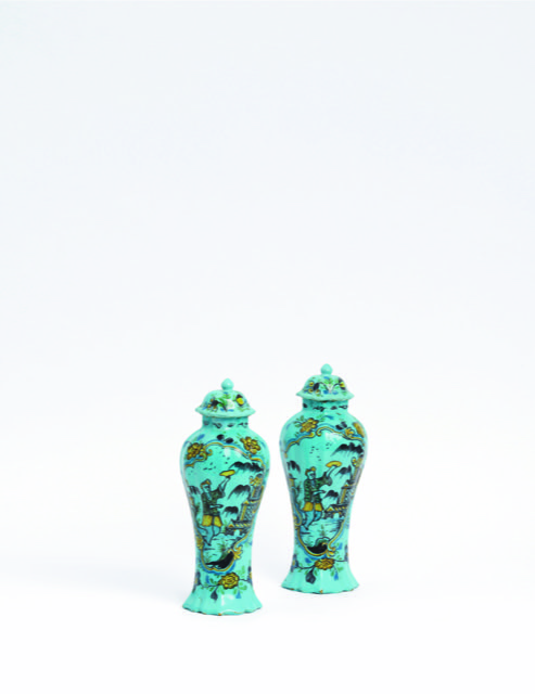 Paar turquoise Delftse vaasjes met deksel