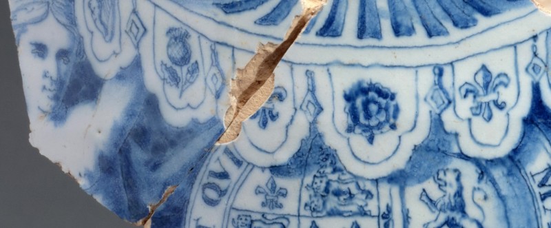 Detail van de (bovenstaande) tuinvaas met wapen van Willem en Mary, Tudor-symbolen en St. George kruis, Delft, 1689-1702, aardewerk, collectie Paleis Het Loo, inv.nr. RL2297. Foto Michiel Stockmans.